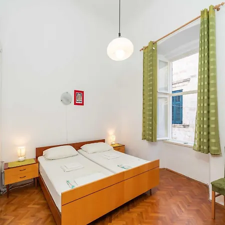Two Stars Two Beds Downtown - One-bedroom Apartment
