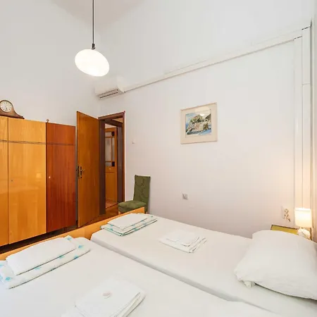 Two Stars Two Beds Downtown - One-bedroom Apartment